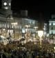 Miles de personas siguen concentradas en la madrileña Puerta del Sol en apoyo a la acampada promovida por el Movimiento "Toma la plaza", para expresar el "hartazgo ciudadano" ante la crisis económica