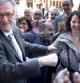 Trias saluda a los simpatizantes que se aglutinan en las puertas del ayuntamiento de Barcelona para felicitarle por la victoria electoral de este domingo