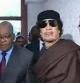 Los mandatarios sudafricano y libio, Jacob Zuma y Muammar al Gadafi, en Trípoli.