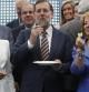 El líder del PP, Mariano Rajoy, comparte un plato con Esperanza Aguirre y María Dolores de Cospedal