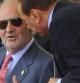 El rey Juan Carlos I conversa con el primer ministro italiano, Silvio Berlusconi, durante el desfile militar que se desarrolló el jueves en Roma con motivo de la celebración del 150 aniversario de la unidad de Italia