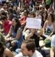 Unas 200 personas, representantes de los 'indignados' acampados en diferentes ciudades catalanas, han acudido hoy a la Plaza de Catalunya de Barcelona para celebrar una asamblea conjunta