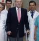 El rey Juan Carlos junto al equipo médico que le ha atendido, encabezado por el doctor Ángel Villamor, recibe hoy el alta en el Hospital USP San José de Madrid, dos días después de ser sometido a una intervención quirúrgica en la que se le implantó una prótesis que sustituye a la articulación de su rodilla derecha.