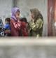 Mujeres y niños en un campamento de refugiados de la ciudad siria de Jisr al-Shughour en la frontera con Turquía