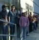 Un grupo de personas sin trabajo hace cola para registrarse ante una oficina del Inem