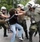 Policías griegos cargan contra un manifestante en la mañana del miércoles en la jornada de huelga general contra los recortes sociales