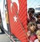 Varios niños siriosen un campamento montado por la Media Luna roja en Turquía