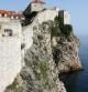 La ciudad vieja de Dubrovnik está rodeada por una gruesa muralla construida en el siglo XII. Hoy todavía se mantiene intacta.