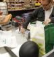 Un cliente compra con una bolsa reutilizable en Mercadona