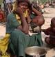 Una mujer somalí y sus hijos padecen la hambruna que asola el país africano