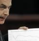 El presidente del Gobierno, José Luis Rodríguez Zapatero, muestra un gráfico al líder del PP, Mariano Rajoy, durante su intervención en la sesión de tarde