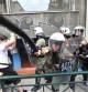 La policía carga contra un grupo de manifestantes que protestan frente al Parlamento griego contra el plan de recortes sociales