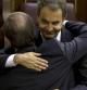 Zapatero se abraza con el portavoz del grupo socialista José Antonio Alonso