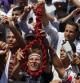 Manifestantes en la plaza Tahrir portan una soga "para ahorcar" al ex presidente egipcio, Hosni Mubarak.