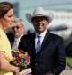 Los duques de Cambridge, Guillermo y Catalina , saludan a una niña tras su llegada al aeropuerto de Calgary, Canadá. El príncipe Guillermo y Catalina Middleton, realizan una gira de doce días a Canadá y Estados Unidos.