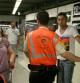 El pan de cada día. Un vigilante del metro interviene para evitar la actuación de un grupo de carteristas en la estación de Drassanes