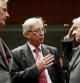 El presidente del Eurogrupo y primer ministro de Luxemburgo, Jean-Claude Juncker, en el centro; el presidente del Banco Central Europeo (BCE), Jean-Claude Trichet, a la derecha; y el comisario europeo de Mercado Interior, Michel Barnier, a la izquierda, durante una reunión de ministros de economía de la UE celebrada en el Consejo Europeo en Bruselas.