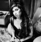 Fotografía en blanco y negro de Amy Winehouse que Universal ha publicado en su web tras su fallecimiento