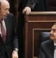 El presidente del Gobierno, José Luis Rodríguez Zapatero, mira al candidato del PSOE a la Presidencia del Gobierno, Alfredo Pérez Rubalcaba, durante un pleno en el Congreso
