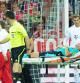 El jugador del FC Barcelona Jonathan Soriano es trasladado fuera del campo en una camilla en el partido ante el FC Bayern Munich durante la Copa Audi en el Allianz-Arena en Munich, Alemania