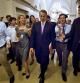 Los periodistas siguen al presidente de la Cámara de Representantes, John Boehner (centro), tras la reunión que mantuvo con los líderes republicanos para tratar el aumento de la deuda propuesto por Obama