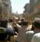 Fotograma capturado del canal Al Arabiya de sirios manifestándose en Homs el pasado viernes