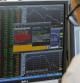 Un broker mira su pantalla en la bolsa de París, una de las más afectadas en este miércoles negro marcado por las pérdidas en el sector financiero