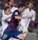 El argentino del FC Barcelona Leo Messi escapa del portugués Cristiano Ronaldo, del Real Madrid, durante el partido de vuelta de la Supercopa