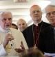 El Papa Benedicto XVI, junto al secretario de estado del Vaticano, cardenal Tarcisio Bertone (en el centro), y el director de la oficina de prensa vaticana, Federico Lombardi (a la derecha), se dirigió a los periodistas durante el vuelo de Alitalia que le condujo a España