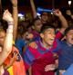 Seguidores del FC Barcelona celebran en la fuente de Canaletas el campeonato liguero
