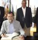 El presidente del PP, Mariano Rajoy, firma en el libro de honor de la Diputacion de Málaga, durante la visita que ha realizado a esta institución