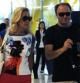 Rosa Benito y Amador Mohedano en el aeropuerto de Barajas, Madrid