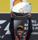 Vettel levanta el trofeo en el podio del circuito de Spa-Francorchamps con claros gestos de alegría