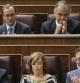 La portavoz parlamentaria del PP, Soraya Sáenz de Santamaría (abajo-c), junto al líder del PP, Mariano Rajoy (abajo-d), y el diputado popular José Luis Ayllón (abajo-2i), es aplaudida por sus compañeros de partido tras su intervención hoy en pleno del Congreso