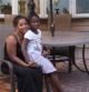 Genelle Guzman McMillan, con su hija Kaydi, en el patio de su casa de Long Island