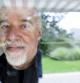 Paulo Coelho, reflejado en una ventana de su casa