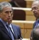 El ministro de la Presidencia, Ramón Jáuregui (izquierda), conversa con el senador del PP, Pío García Escudero, al comienzo del pleno del Senado que debate la reforma del artículo 153 de la Constitución
