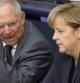 La canciller alemana, Angela Merkel, conversa con el ministro alemán de Finanzas, Wolfgang Schäuble, durante los debates para los presupuestos generales de 2012 en la Bundestag en Berlín (Alemania)