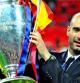 Josep Guardiola entrenador del FC Barcelona con la copa de la Champions League tras la final ante el Manchester United, el pasado 28 de mayo