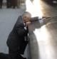Robert Peraza, quien perdió a su hijo Robert David Peraza en los atentados del 11S, se detiene junto al nombre de su hijo en la placa conmemorativa situada en el World Trade Center de NuevaYork