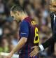 El mediocentro del FC Barcelona, Andrés Iniesta, camina hacia el banquillo tras lesionarse en el partido de la Liga de Campeones ante el Milan