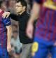 Iniesta sale del camp tras lesionarse en el partido del Barça frente al Milan