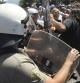 Empleados de la empresa estatal Radio y Televisión Nacional (ERT) se enfrentan con la Policía durante una protesta en contra de los planes del Gobierno de cerrar uno de sus canales de televisión, en Atenas.
