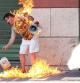Un policía se apresura a sofocar las llamas de un hombre que se prendió fuego frente a una sucursal bancaria en Salónica, en el norte de Grecia, este viernes. El individuo protestaba contra el gobierno, los bancos y los partidos políticos. El hombre en cuestión, de 55 años, ha intentado quemarse 'a lo bonzo' después de dos años de problemas financieros. El hombre ha sido hospitalizado y su vida corre peligro debido a las quemaduras.