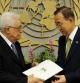 El presidente de la Autoridad Nacional Palestina, Mahmud Abas, entrega al secretario general de la ONU, Ban Ki-Mun, el documento en el que pide oficialmente el reconocimiento como estado de pleno derecho