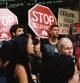 Manifestantes pidiendo el cese de los deshaucios
