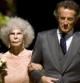 La duquesa de Alba y su ya esposo, Fernando Díez, pasean por la entrada del palacio de Dueñas a la salida de su boda