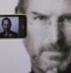 Un usuario de iPhone usa su teléfono para fotografiar el tributo rendido al difunto Steve Jobs frente a una Apple Store de Londres