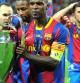 Eric Abidal posa con la copa de Champions League