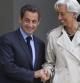 La directora gerente del Fondo Monetario Internacional (FMI), Christine Lagarde (d), abandona el Palacio del Elíseo, tras reunirse con el presidente francés, Nicolás Sarkozy (i), en París